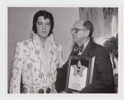 1974 January 30_Elvis and Billboard News Editor John Sippel 01.jpg