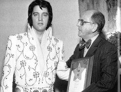 1974 January 30_Elvis and Billboard News Editor John Sippel 02.jpg